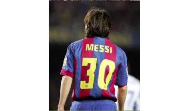 10. Barcelona Home Kit (2004–05)